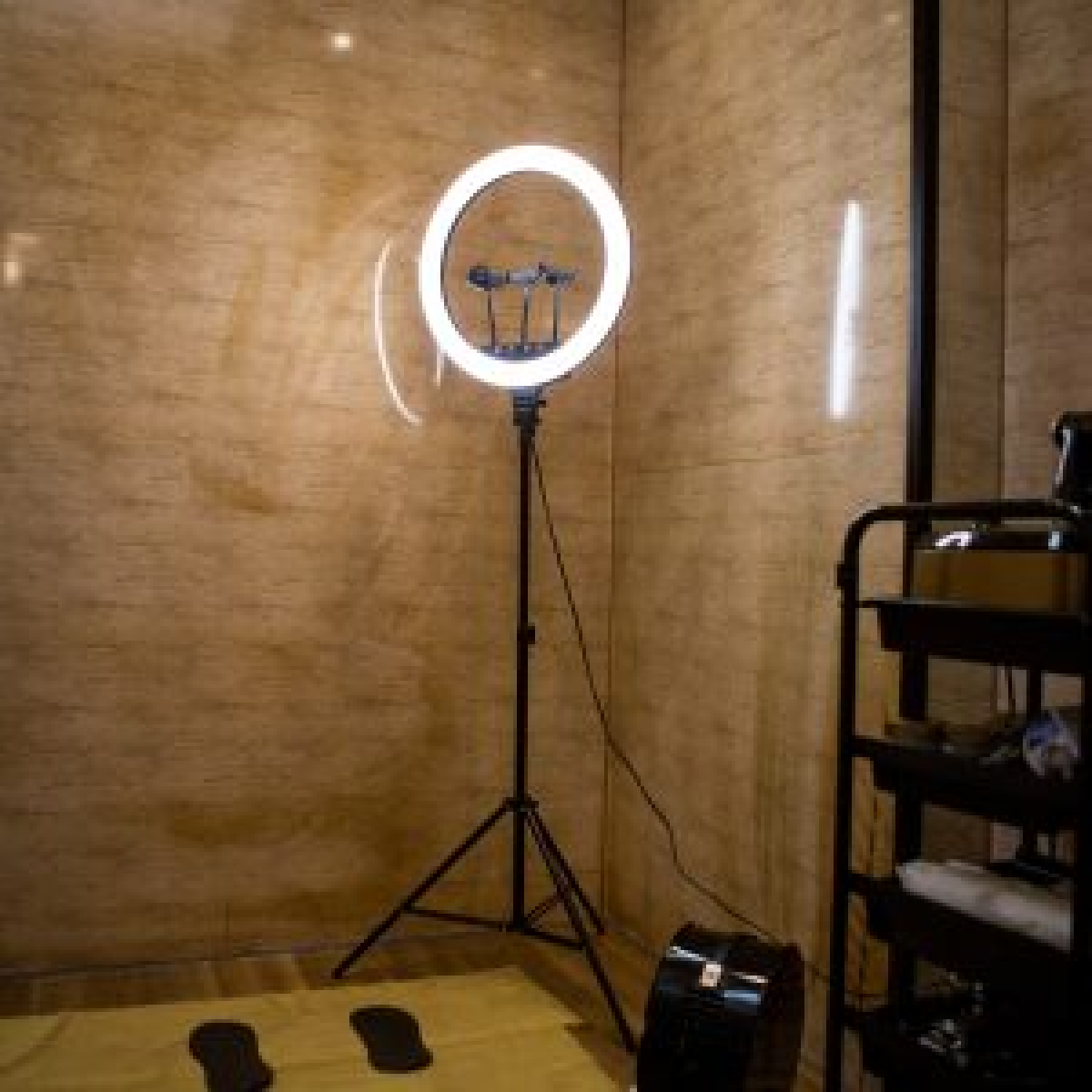 cortex-london-eclipse-ring-light-adjustable-tripod-three-mobile-phone-holders