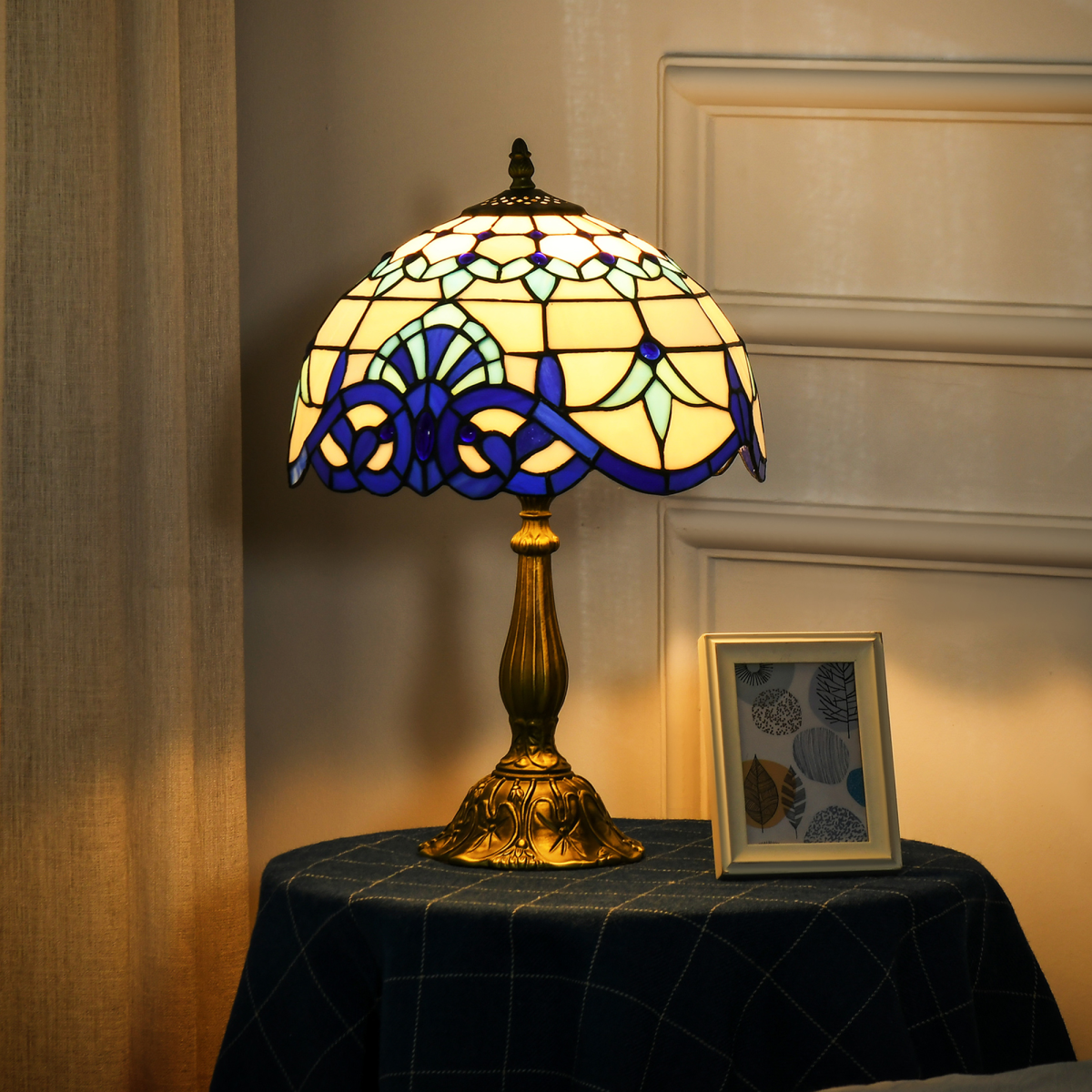 cortex-london-windsor-stained-glass-table-lamp-blue-white