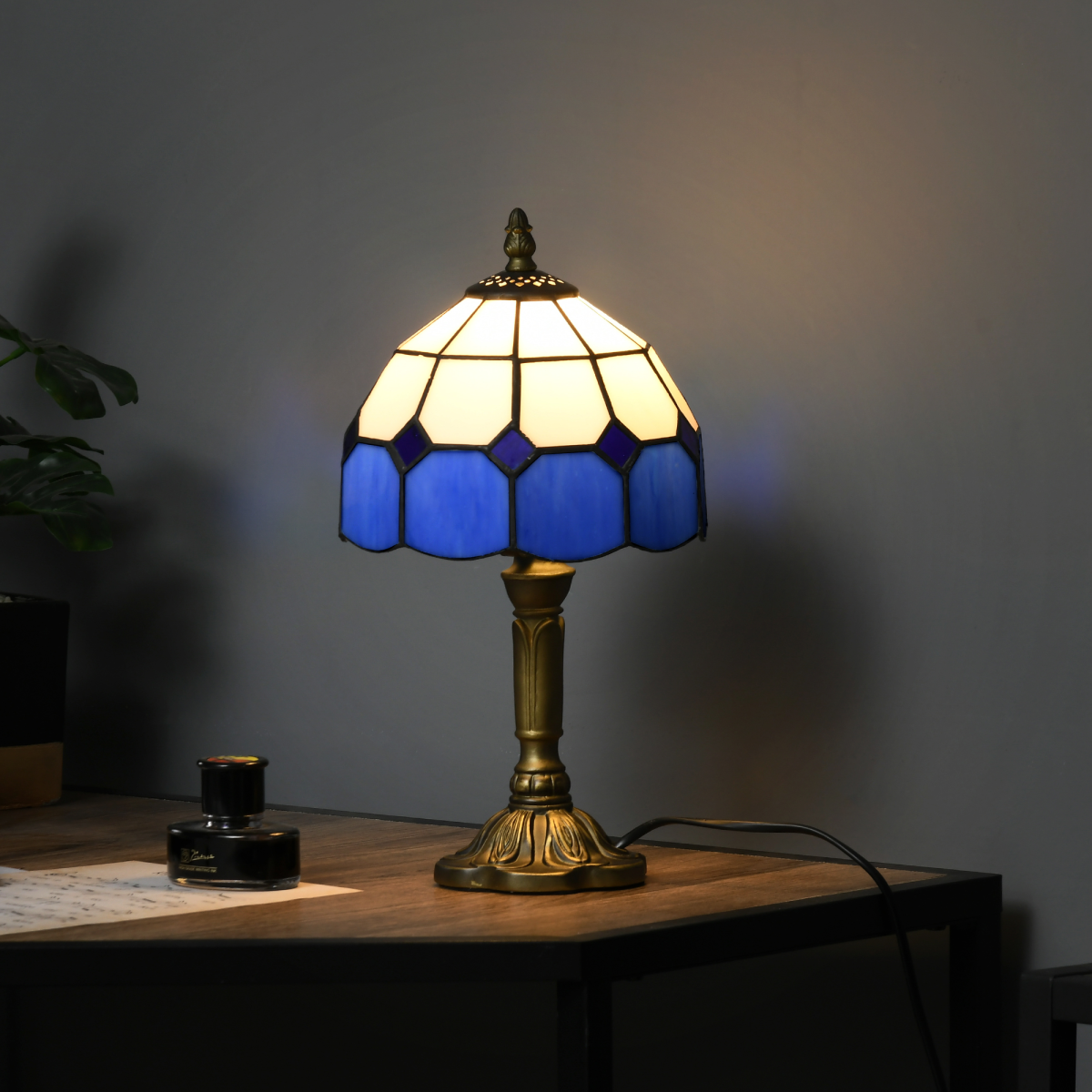 cortex-london-windsor-blue-antique-stained-glass-table-lamp