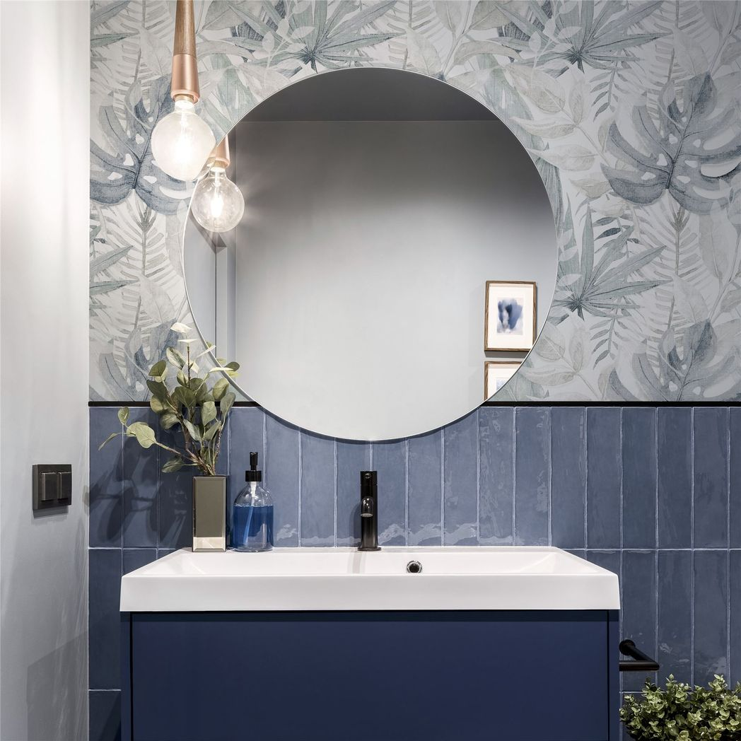 cortex-london-kensington-chalky-tropical-navy-wallpaper-light-navy-leaves-white-matt-paper