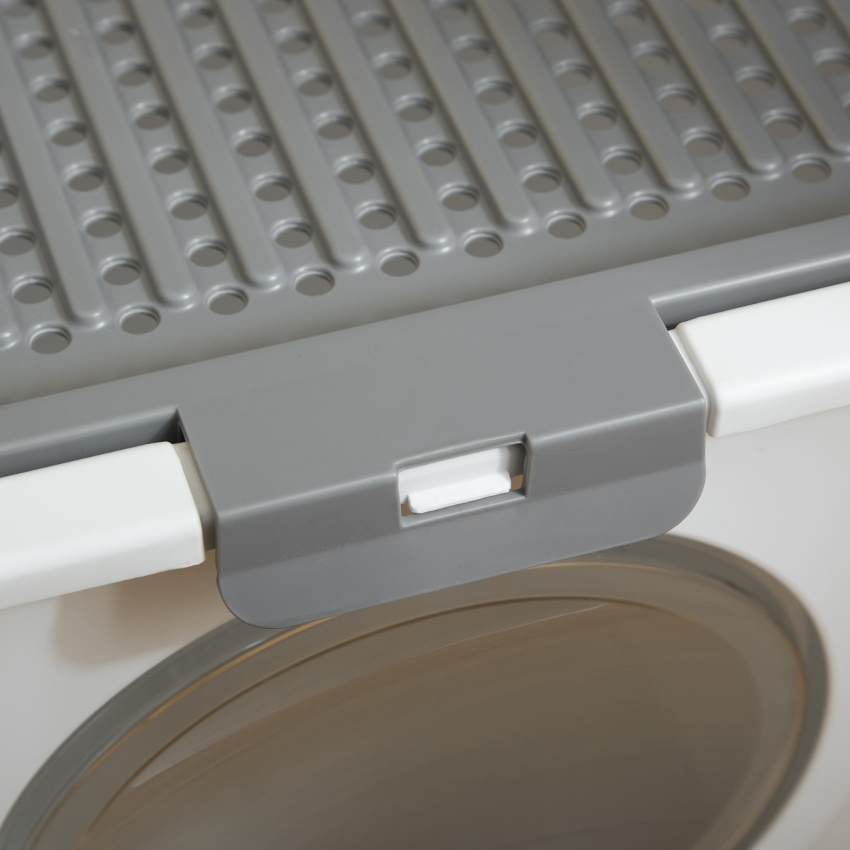 cortex-london-windsor-white-cat-litter-tray-front-entrance-top-exit