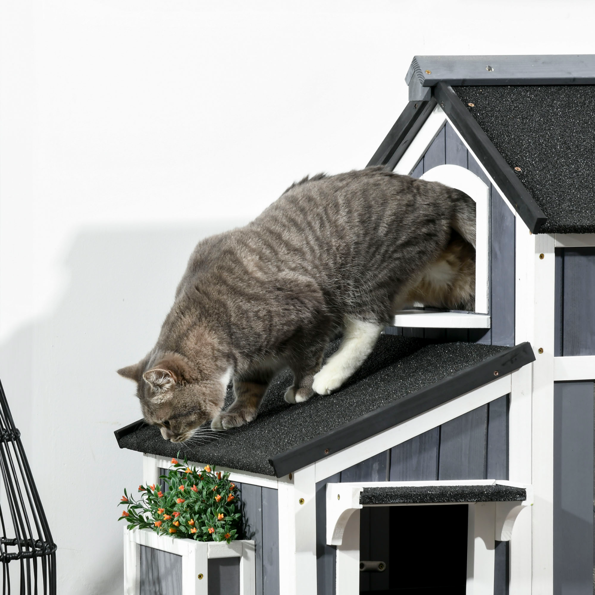cortex-london-windsor-fir-wood-outdoor-cat-house-flower-pot