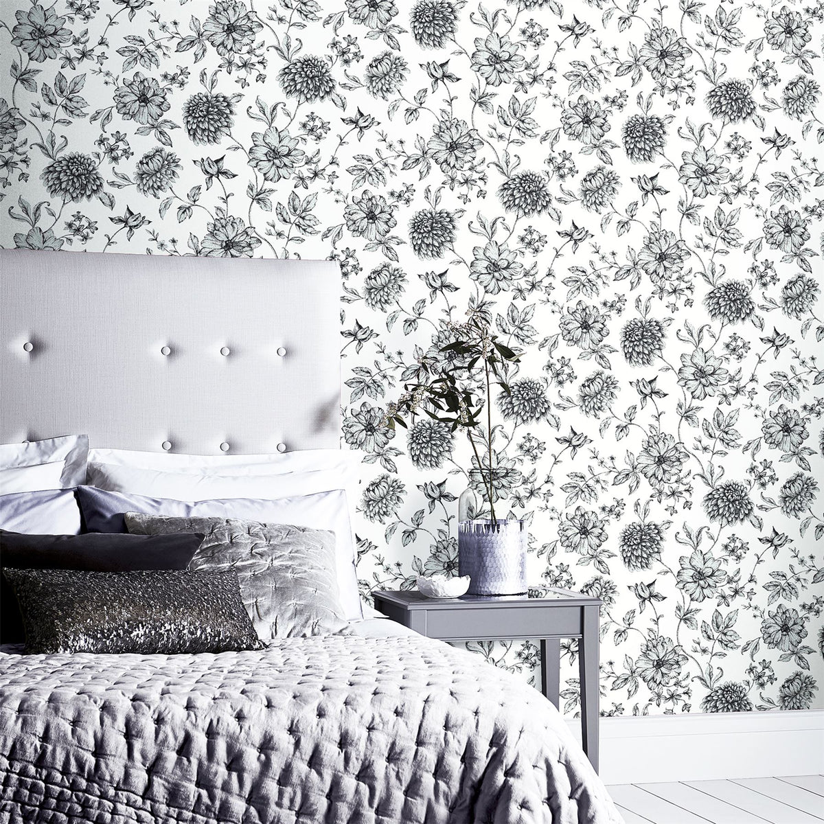 cortex-london-fleur-mono-wallpaper-sw12-floral-foliage-light-cream-glitter-finish