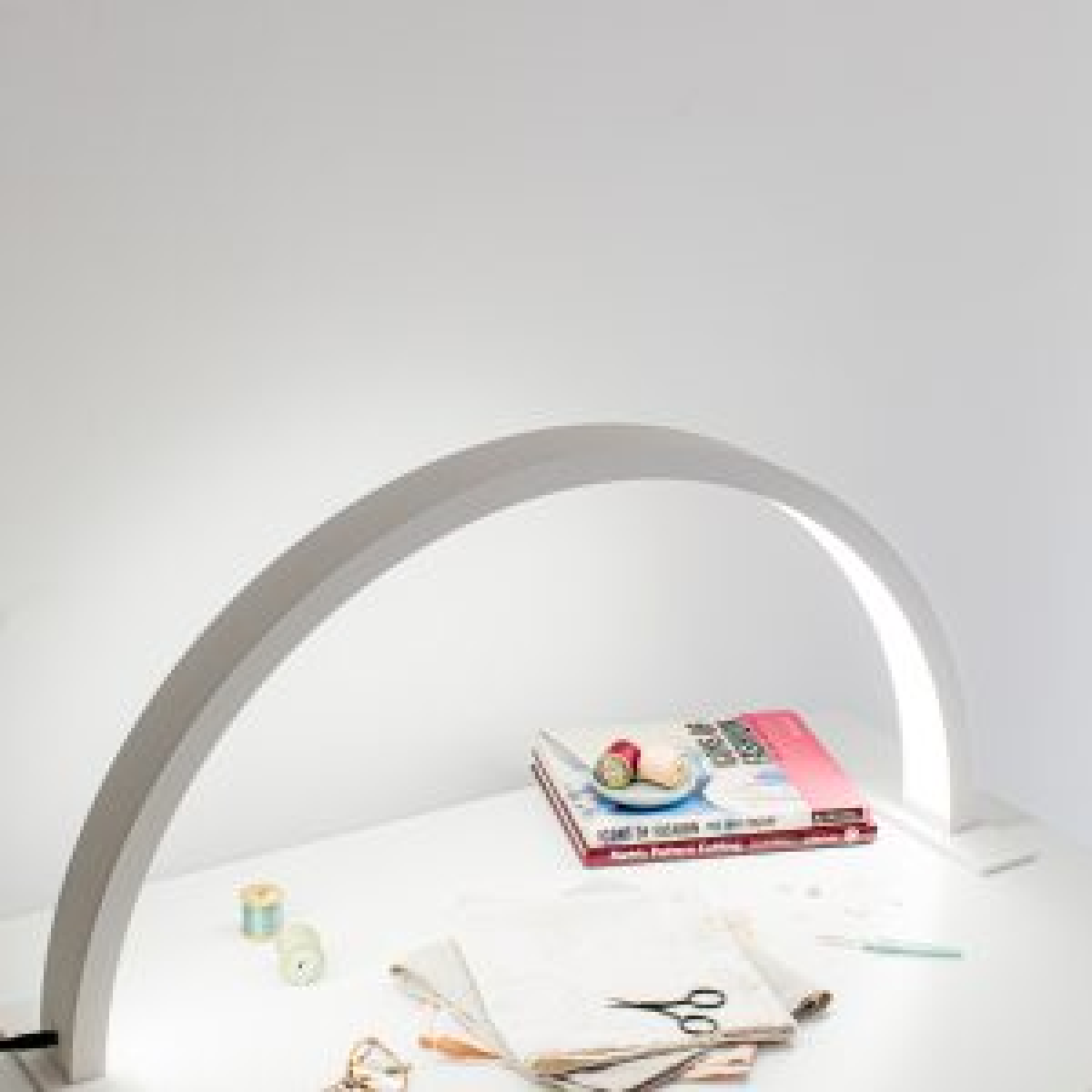 cortex-london-bath-desk-curve-lamp-white-aluminium-5-step-dimmer-phone-holder