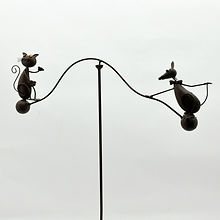 cortex-london-york-bronze-cat-mouse-daisy-metal-garden-wind-spinner