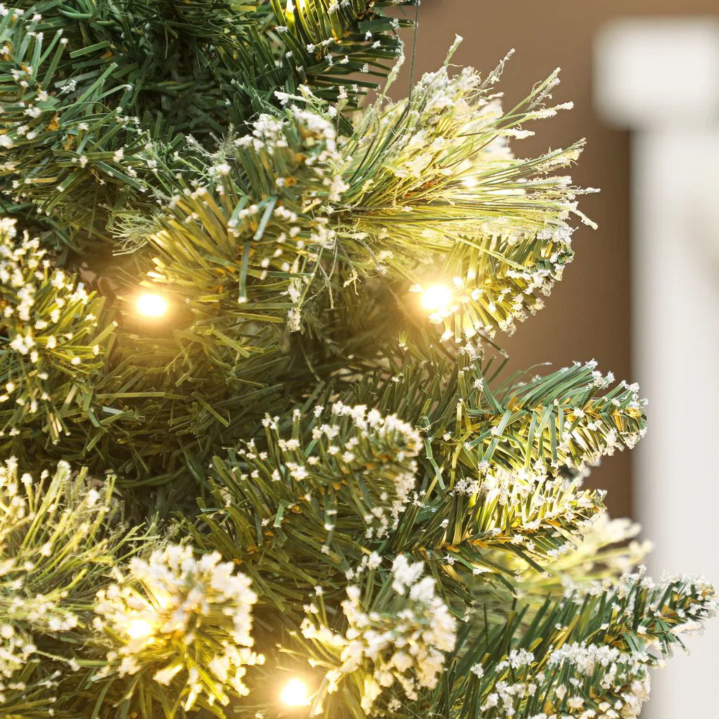 HOMCOM 60 cm Prelit Small Christmas Tree, Snow Flocked Tabletop Mini Xmas Tree with 35 LED Lights, Pine Cones and Linen Cover Base, Battery Operated, Green