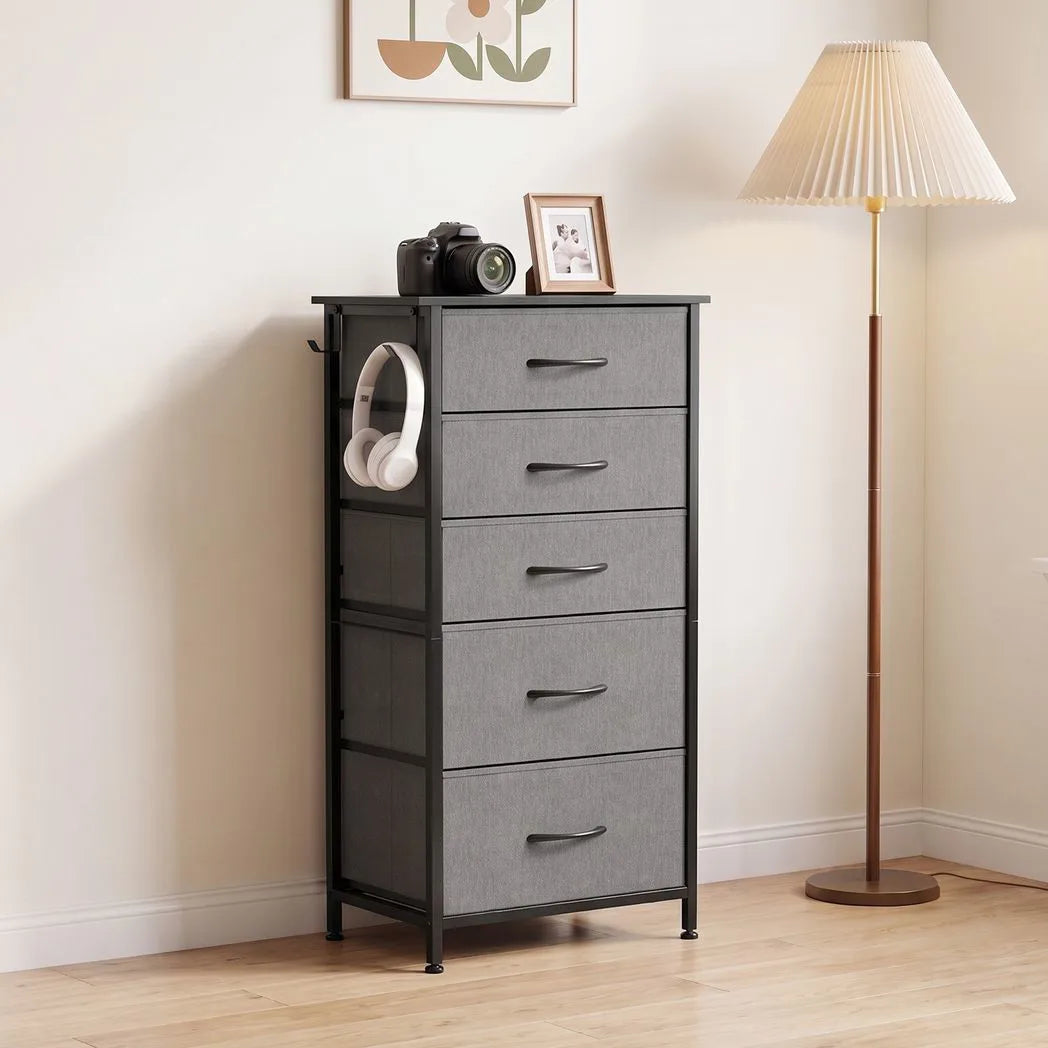 HOMCOM Chest of Drawers, Dresser with 5 Fabric Drawers, Tall Storage Unit with 4 Pockets and 2 Hooks Steel Frame, Charcoal Grey